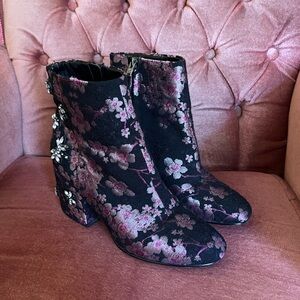 Elegant Floral Patterned Ankle Boots
